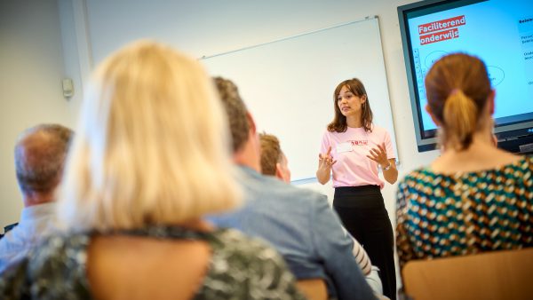 Als persoonlijk assistent voor de klas staan, hoe is dat?